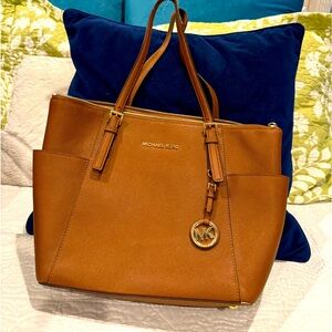 •MICHEAL KORS•LUGGAGE BROWN JET SET EAST WEST TOP ZIP TOTE